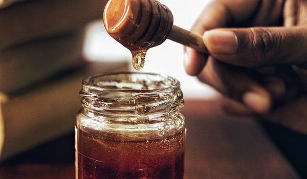 Imker am Bienenstand in Corona-Zeiten